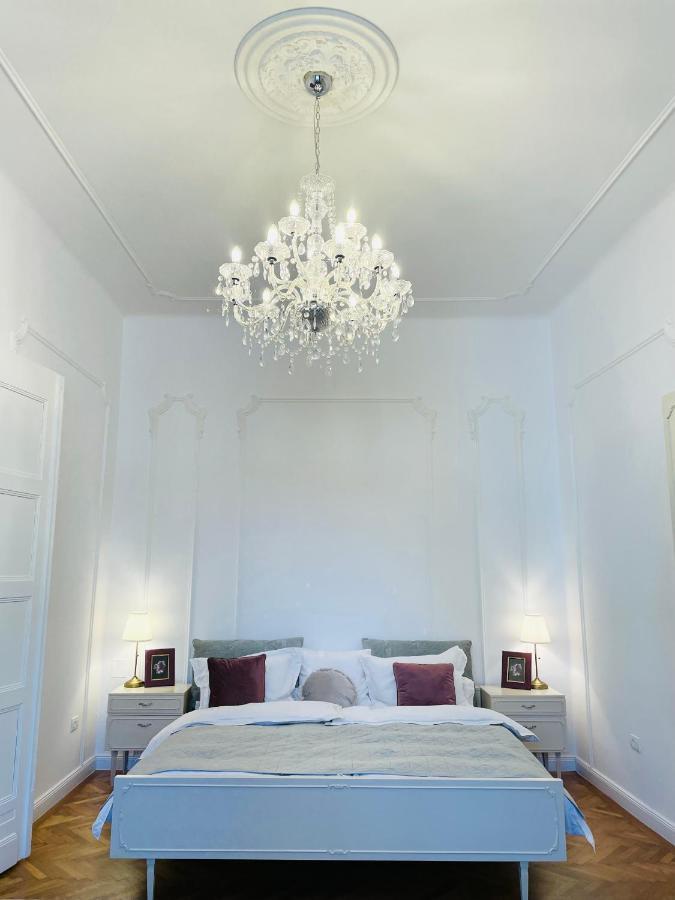 Littleparis Apartment คลูจ-นาโปกา ภายนอก รูปภาพ